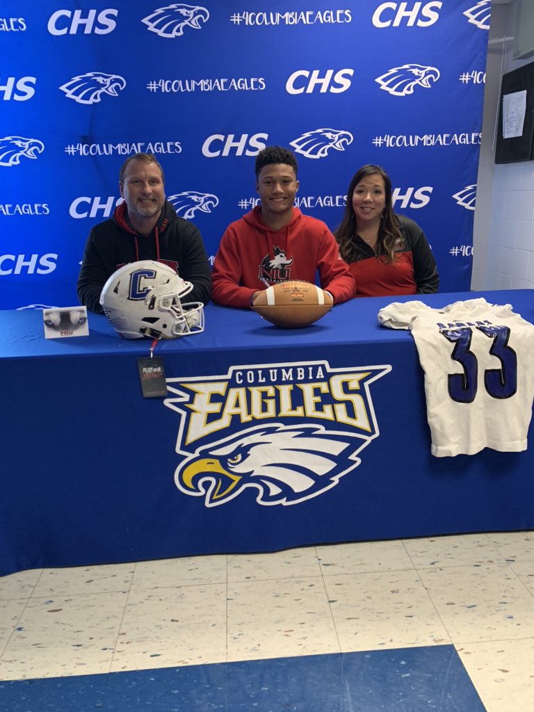 Congrats to <a href="/BieberKain/">DKB</a> and his family on signing to NIU!! The Cahokia Conference is definitely glad they don’t have to see this beast of a man next year!! #Huskies #JunkYardDawgs