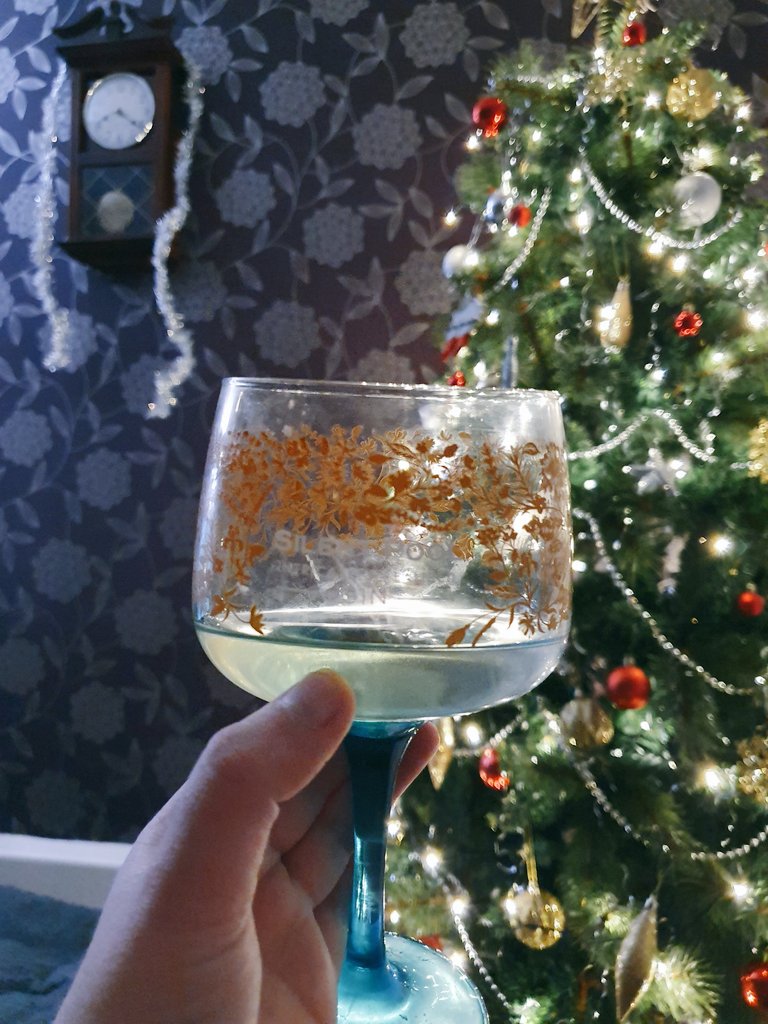 hickmotta95's tweet photo. Why does the glass get empty so quickly.. its gin o'clock 🍸#needmoregin https://t.co/fQU5oD4G16