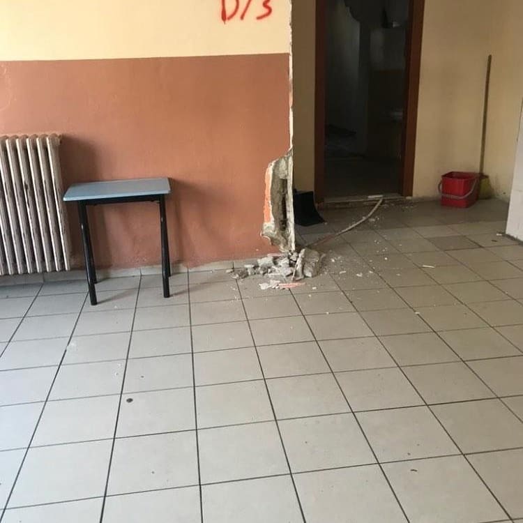 zfrgny's tweet photo. Vefa Poyraz Lisesinin güçlendirilmesi kararı verenler, ilk olarak evlatlarını bu okulda eğitim görmeye razı olurlarsa bizlerde okul velileri olarak evlatlarımızı bu okulda okutmaya razı oluruz!!! @GOPBelediyesi @TC_istanbul @tcbestepe @RTErdogan @TC_icisleri #vefapoyrazyıkılsın https://t.co/KihNmGf5kP