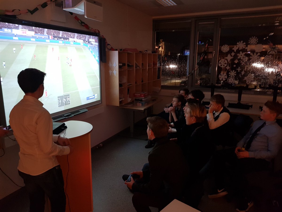 ErikAttis's tweet photo. Atlanten ungdomsskole gjennomfører årets lysfest. Masse moro og fellesskap. #disco #gaming #bordtennis #brettspill #skuespill #fifa #sjakk  #mat #sosialkompetanse #vr https://t.co/wt5Rqat71l