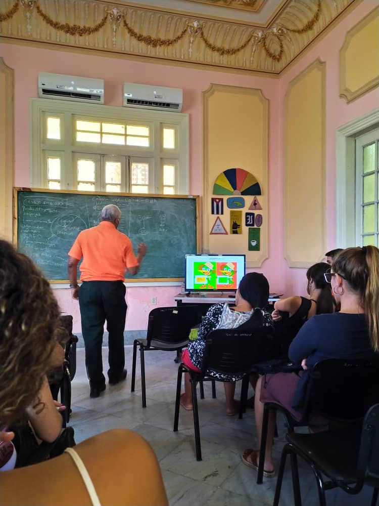 FturUh's tweet photo. Conferencia de actualización de la gestión de productos y servicios en la Agencia de Viajes Ecotur,impartida por Francisco Longino♻️⛳
@ecoturcuba
@FranquizLongino
@ralnaranjo4
@JulietteLlorent
#SomosFTUR
#GTCE #FTour https://t.co/0QZkVW2VTP