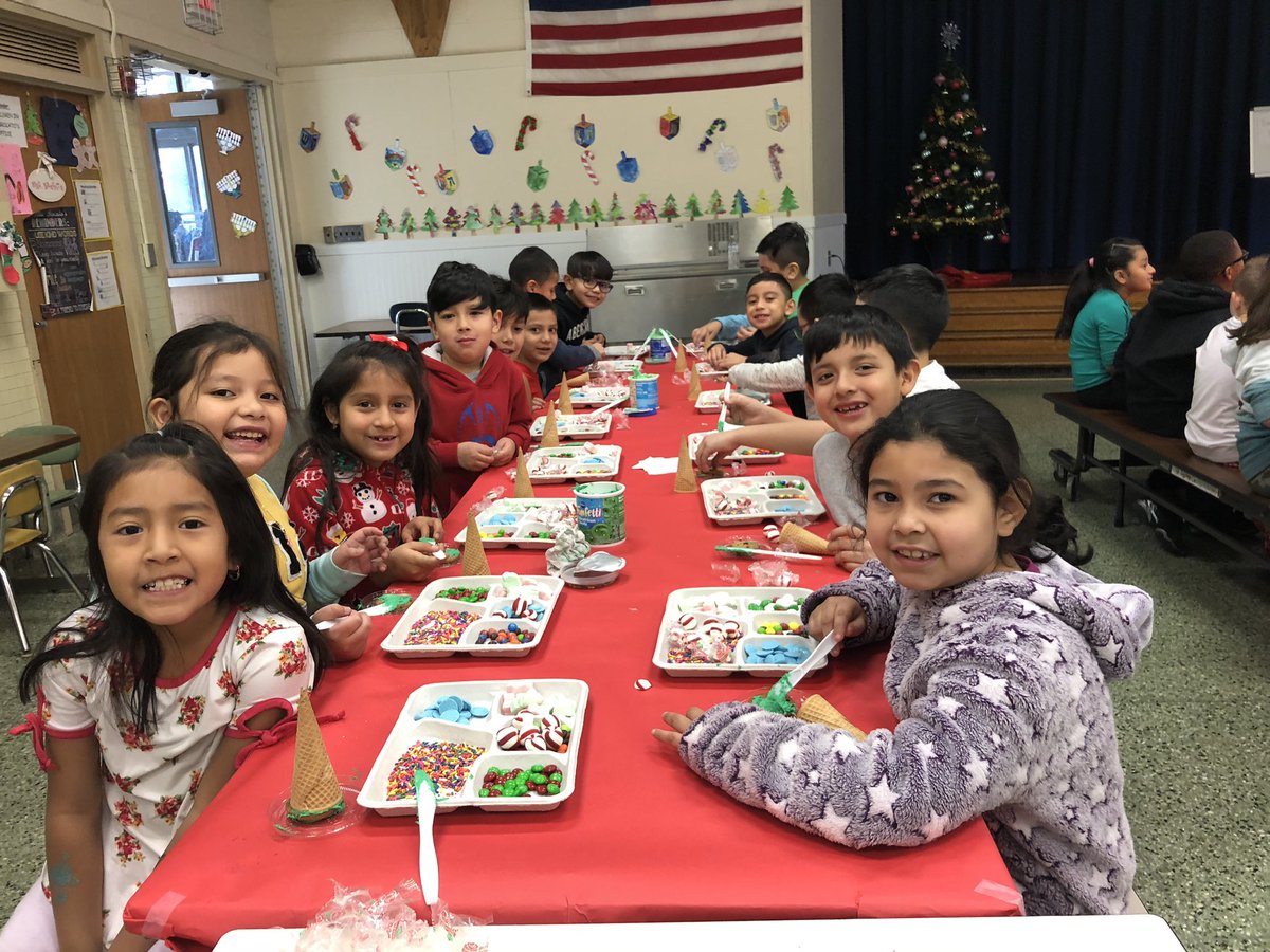 Making our trees this year. Love this event!! <a href="/CanaanSchool/">Canaan Elementary Sc</a> @PatMedSchools #trees #holidays #happy