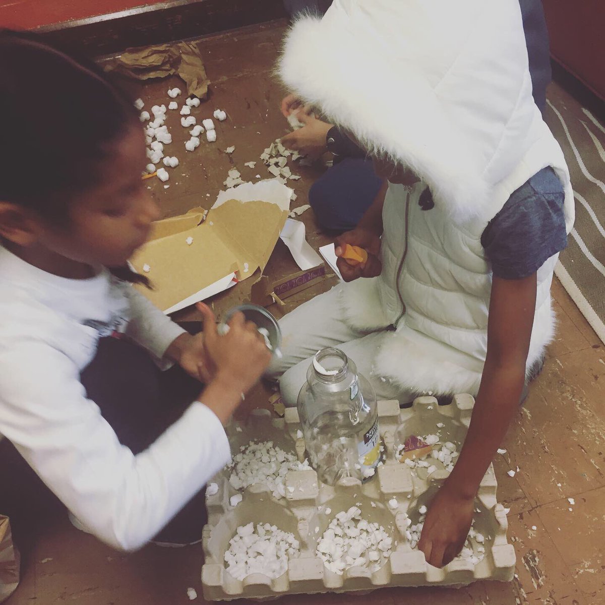 WatershedPCS's tweet photo. It’s #HibernationWeek at WPCS! 3rd Grade read to Kindergarten about hibernating animals and then the worked together to build dens for some of the animals from the recycled materials that 3rd grade has been collecting. #collaboration #weareallpartofthewatershed https://t.co/VkeoUUtKAr