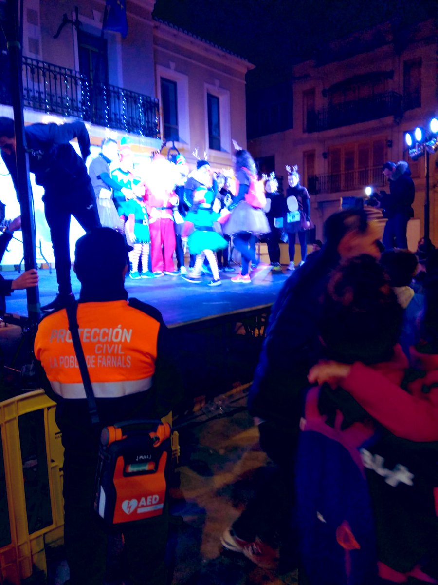 ❤️ Estas fiestas en #LaPoblaDeFarnals más seguras y cardioprotegidas con nuestros efectivos y el #DEA que les acompaña. ¡Gracias a AB medica Group por su donación! <a href="/DavidFdezAB/">David Fernande</a>