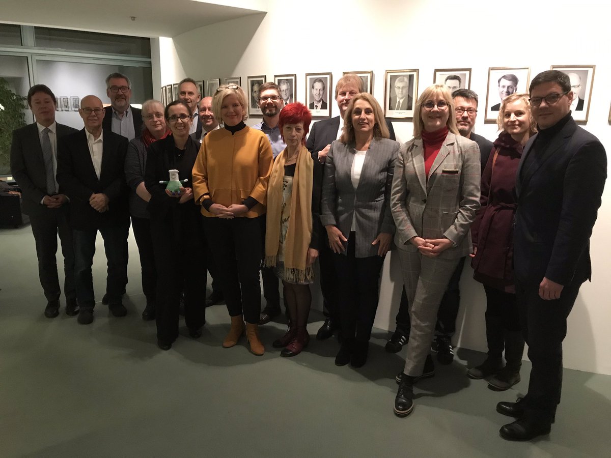 Heute hatten wir gemeinsam mit unserem #MINT-Botschafternetzwerk unseren Austausch im Bundeskanzleramt. Botschafter werden kann man hier: bit.ly/2S8DB6m
Danke u.a. an <a href="/ammgruppe/">A.M.M. GmbH</a> <a href="/informatikradar/">Gesellschaft für Informatik e.V.</a> @LJBW <a href="/GDCh_aktuell/">GDCh</a> #DPG #vbio <a href="/dmv_mathematik/">mathematik.de</a> @ZVEIorg