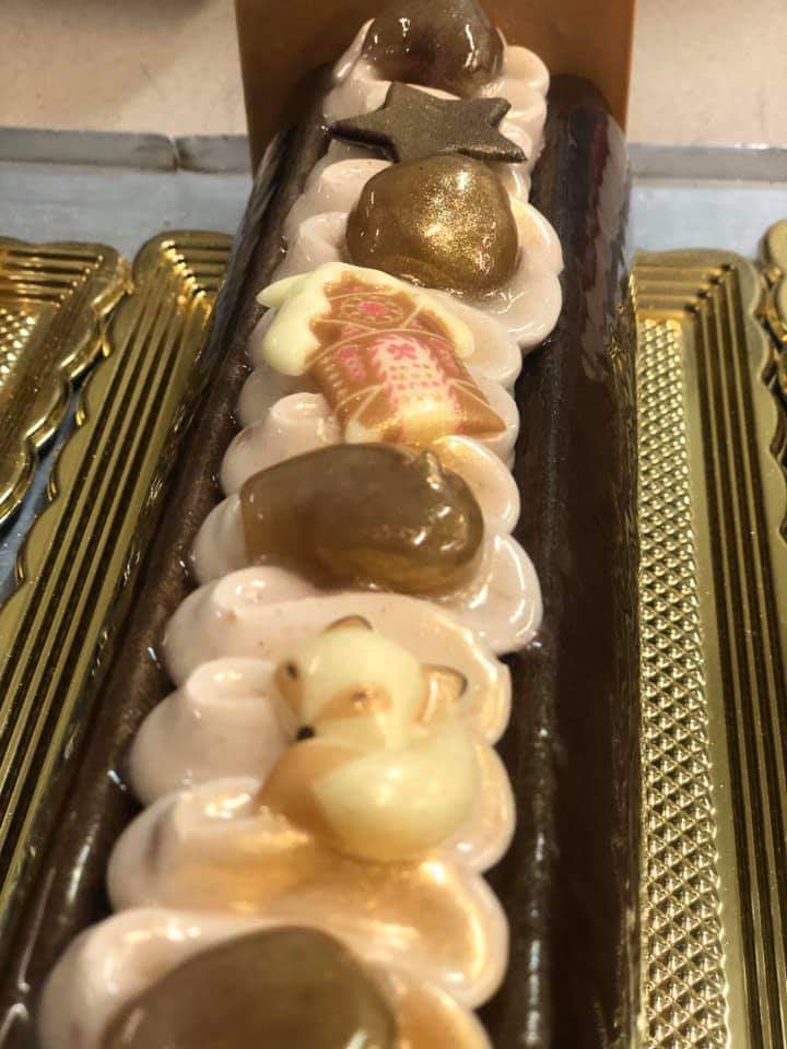 Confitasturias's tweet photo. Tronco de castañas #Navidad2019 en @Confitasturias @LaGourmandise_ y @LaMasera_Leon #leonesp y Tienda del Obrador en Trobajo #dulcenavideños #Navidad https://t.co/2lIFkHCVtx