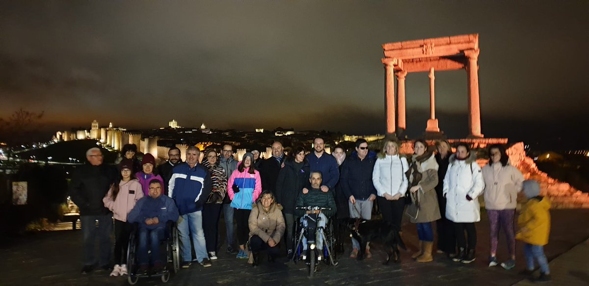angeldepropios's tweet photo. Esta Noche desde @Aspaym_CyL en Avila hemos acompañado a ADEMA, que ha celebrado el dia Nacional de la Esclerosis Múltiple, culminando el dia con la iluminación del monumento de los 4 postes. https://t.co/mDDBSUpS8g