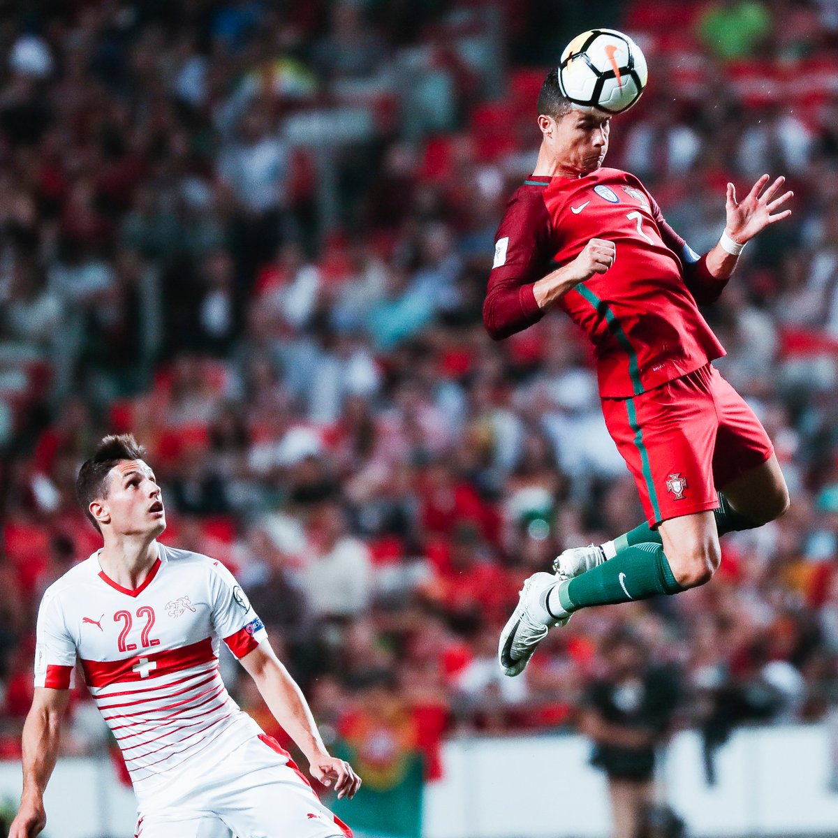 É um pássaro? É um avião? Não, é mais um voo de <a href="/Cristiano/">Cristiano Ronaldo</a>! ✈️ #TodosPortugal