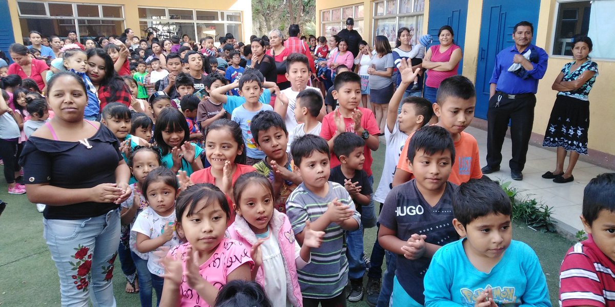 MuniVillaNueva's tweet photo. Los super heroes, mamá clos y las reinas de belleza de #VillaNueva hacen la entrega de juguetes a los niños de la escuela Colinas en el Zarzal zona 4 deseándoles feliz navidad. #VN100X100 https://t.co/3H0TV6F6Fx