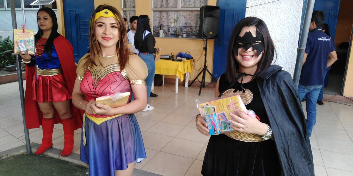 MuniVillaNueva's tweet photo. Los super heroes, mamá clos y las reinas de belleza de #VillaNueva hacen la entrega de juguetes a los niños de la escuela Colinas en el Zarzal zona 4 deseándoles feliz navidad. #VN100X100 https://t.co/3H0TV6F6Fx