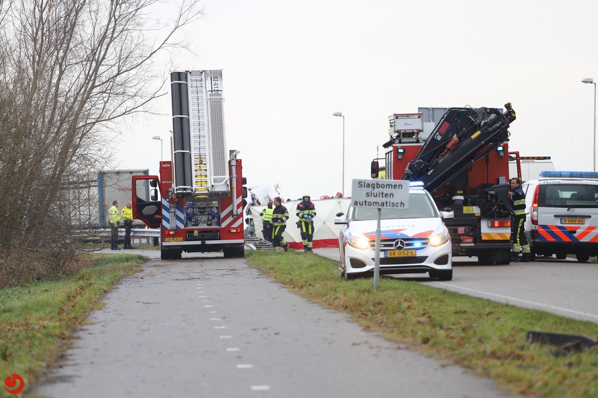 Bestuurder bestelbus overleden bij ongeval met vrachtwagen..
