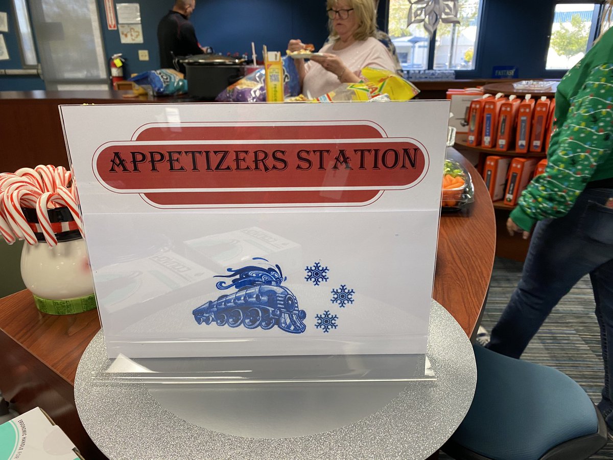 HealyEliz's tweet photo. Get on board the LMS Winter wonderland Express!@lakesidevvusd @ValVerdeUSD  #beststaffever https://t.co/FGU8yvCQ4u