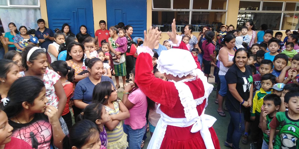 MuniVillaNueva's tweet photo. Los super heroes, mamá clos y las reinas de belleza de #VillaNueva hacen la entrega de juguetes a los niños de la escuela Colinas en el Zarzal zona 4 deseándoles feliz navidad. #VN100X100 https://t.co/3H0TV6F6Fx