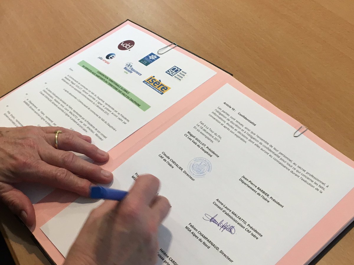 ChamparnaudMSA's tweet photo. Avec la Présidente F. Thévenas, Signature de la convention territoriale globale des Vals du Dauphiné #vdd #caf38 #cpam38. Pour le développement des complémentarités partenariales dans les territoires ruraux. @msa_adn https://t.co/75vDaeGexI