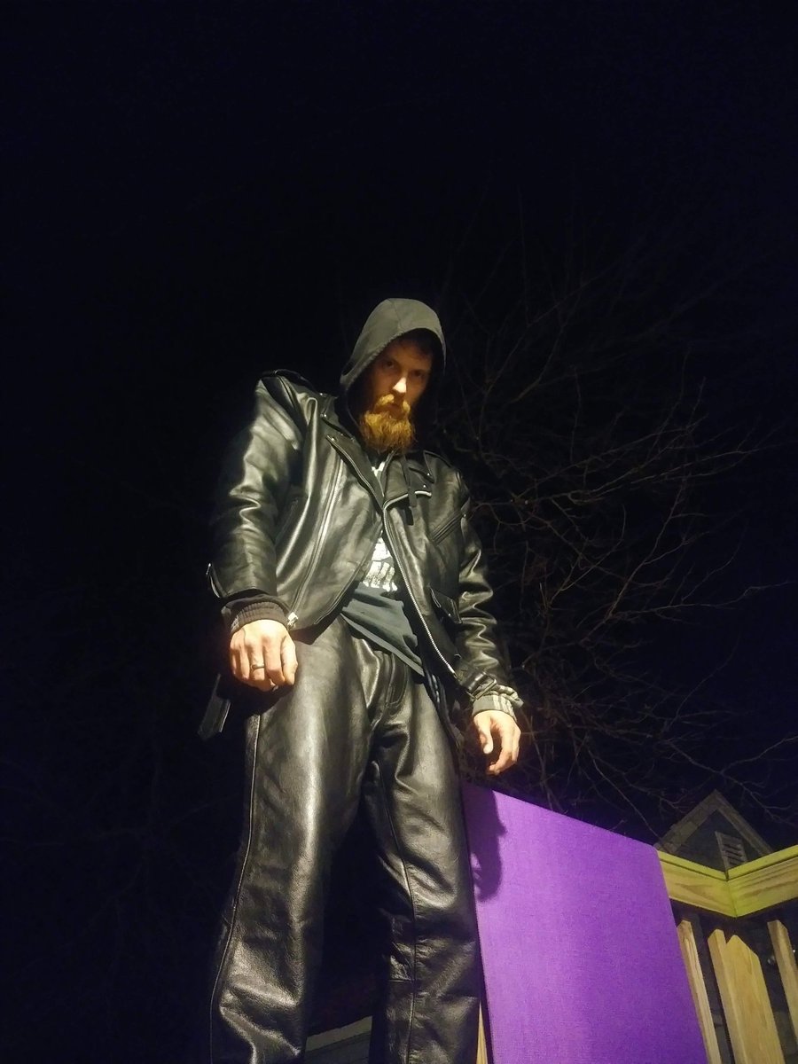 CMJohnnySteel's tweet photo. While you're down there worshipping my leather boots. Open your purse and give Daddy your cash. Be a good little pay pig.
#leather #LeatherJacket #LeatherMaster #WhiteMaster #GingerMaster #cashmaster #findom #paypigslave https://t.co/Y1upUbuwiz