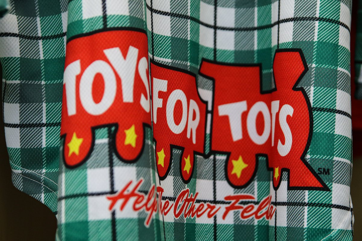 CMSsports's tweet photo. The Ugly Suits have arrived! Thank you to On The Edge Hockey for the great uniforms for our @ToysForTots_USA fundraiser! Good luck to the boys as they head to @BelmontHill this weekend! More pictures to come! #CougarsCare #GoCougars #BETHEBEST #RespectTheClimb https://t.co/H3XrTozYpi