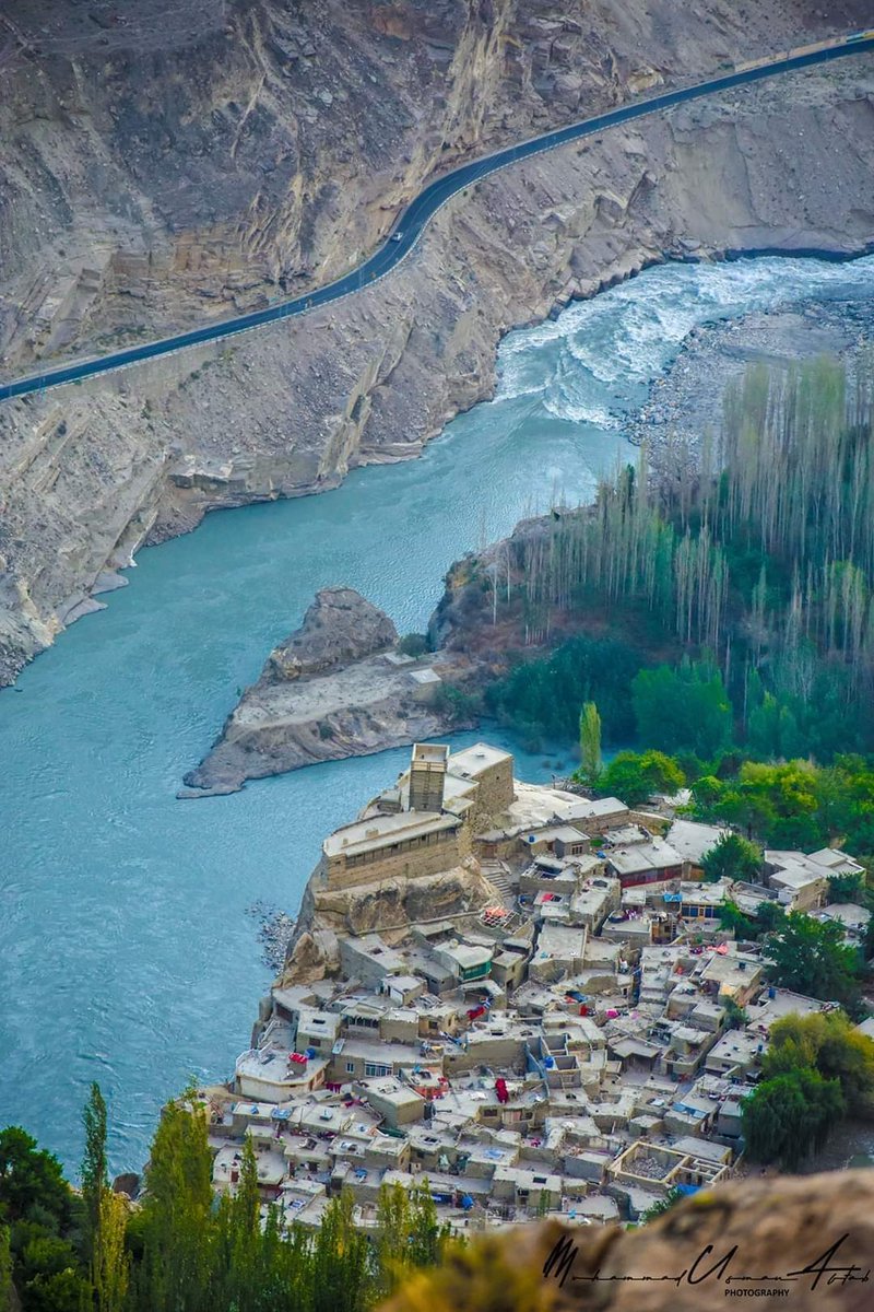 CPEC_UPDATE's tweet photo. Karakurram Highway to China behind Altit Fort, at Hunza.
#visitPakistan #PostivePakistan
#cpec #bri https://t.co/8MoAGnDuUG