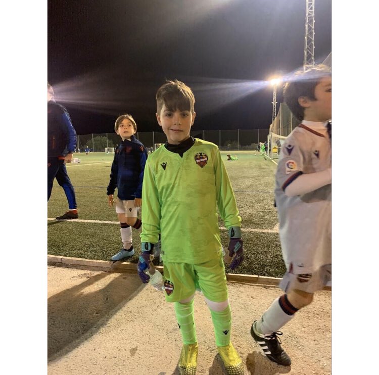 UEAlcudia's tweet image. 🇦🇹⚔ MÉS GUERRERS ROIG-I-BLANCS A BUÑOL 👏

🐸 En el dia de hui han xafat territori granota Arnau Martínez, del nostre Prebenjamí "A" i Sergi Juan, jugador de l'Infantil "A" 

ENHORABONA CRACKS! 🏆

❤ Orgullosos de vosaltres!

#ContinUEmLluitant