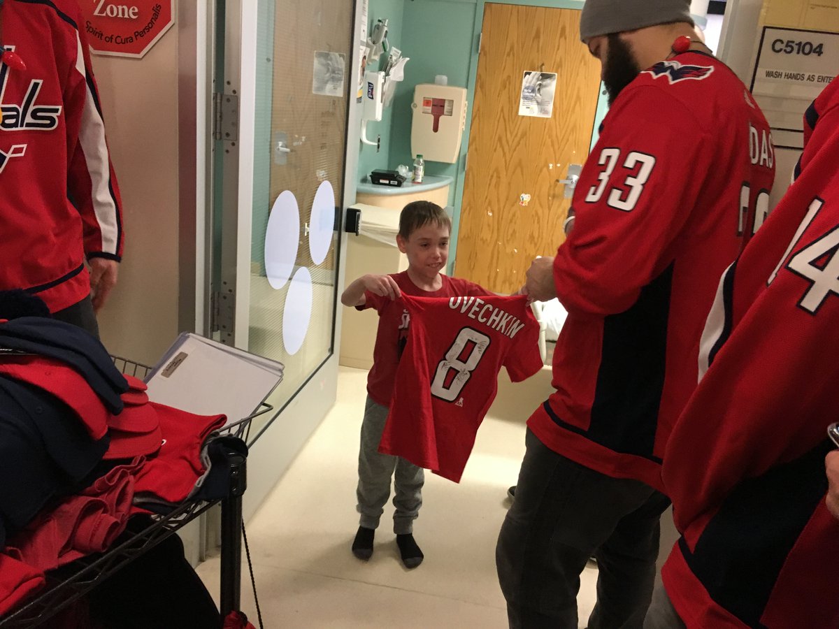 MedStarGUH's tweet photo. These photos of the @capitals with our pediatric patients will make your day! #CapsCare https://t.co/oW6CA4TDVk