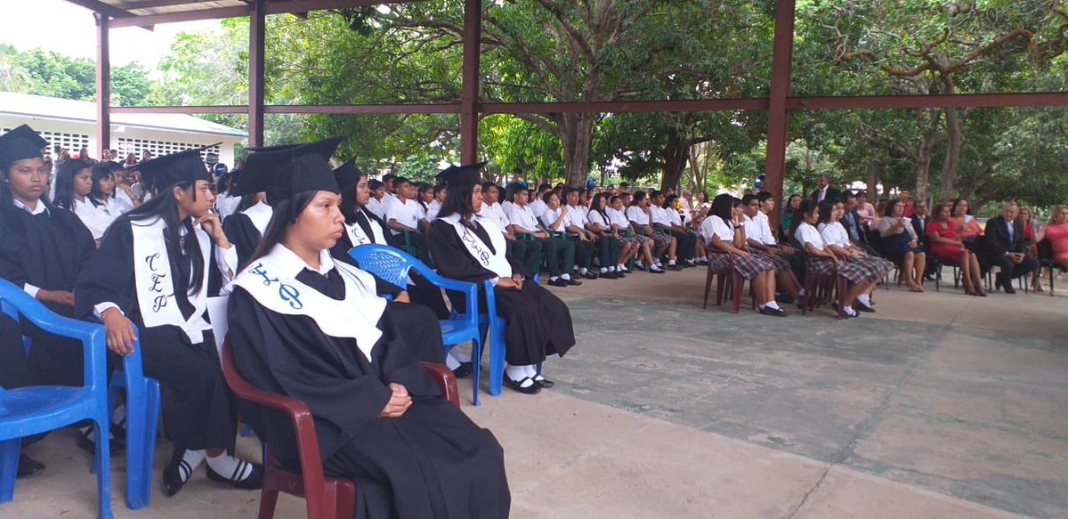 Me encuentro participando en la  graduacion de Pre-Media y Media del Centro  Educativo de Pocri,  promoción 2019, acompañado por la H.R. Siria Lopez de Pocri, la Lic. Conte del IFHARU Aguadulce y el H.R.S.  Josymar Guevara de Virgen del Carmen. Deseándoles éxitos y bendiciones!
