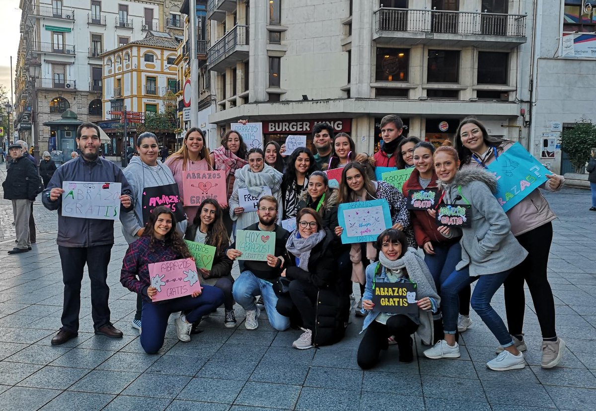 CES_RMISEVILLA's tweet photo. 🤗Hoy los alumnos de #2APSD reparten abrazos en la calle y en el cole. Empezar así la mañana es un regalo para tod@s🤗 #AbrazosGratis #SurFEarParaAmar #PreNavidad #Adviento #MiColeMola https://t.co/BfgKr9Xs7q