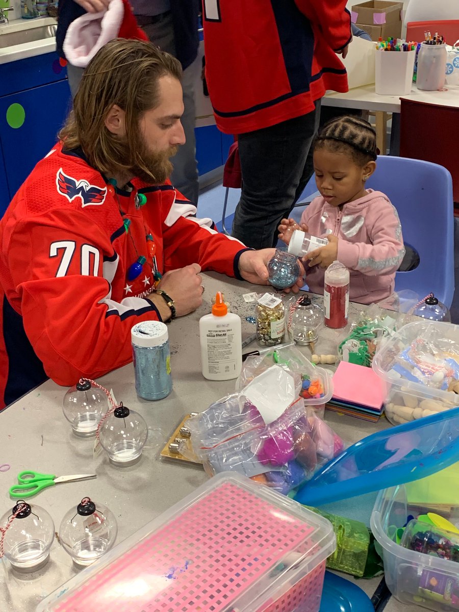 MedStarGUH's tweet photo. Thank you for the smiles today @Capitals & @Caps_Slapshot &@tracyskidsdc & Hope for Henry! #CapsCare https://t.co/RMeU9bQ9o3