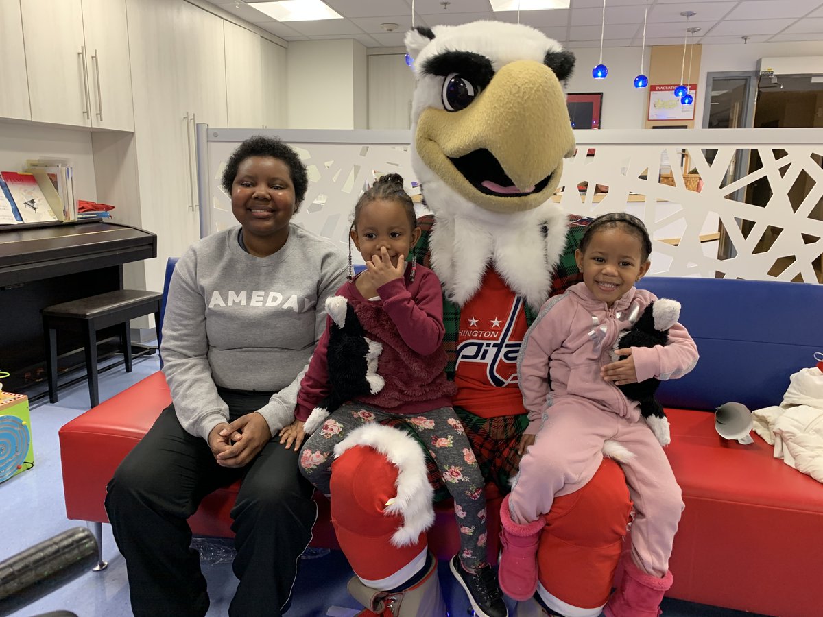 MedStarGUH's tweet photo. Thank you for the smiles today @Capitals & @Caps_Slapshot &@tracyskidsdc & Hope for Henry! #CapsCare https://t.co/RMeU9bQ9o3