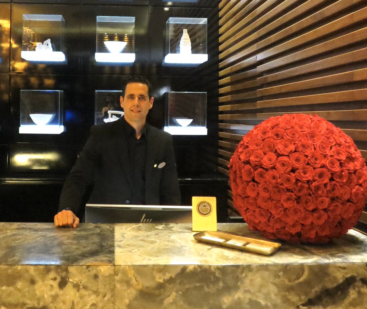 Con discreción, conocimiento y profesionalidad, Joaquín y todo nuestro equipo de #concierge, convierten los deseos más inesperados de los clientes del hotel en experiencias reales 🛎

#yourkeytospain #yourkeytoeverything #lesclefsdor <a href="/LesClefsdOrSP/">Les Clefs d'Or Spain</a>