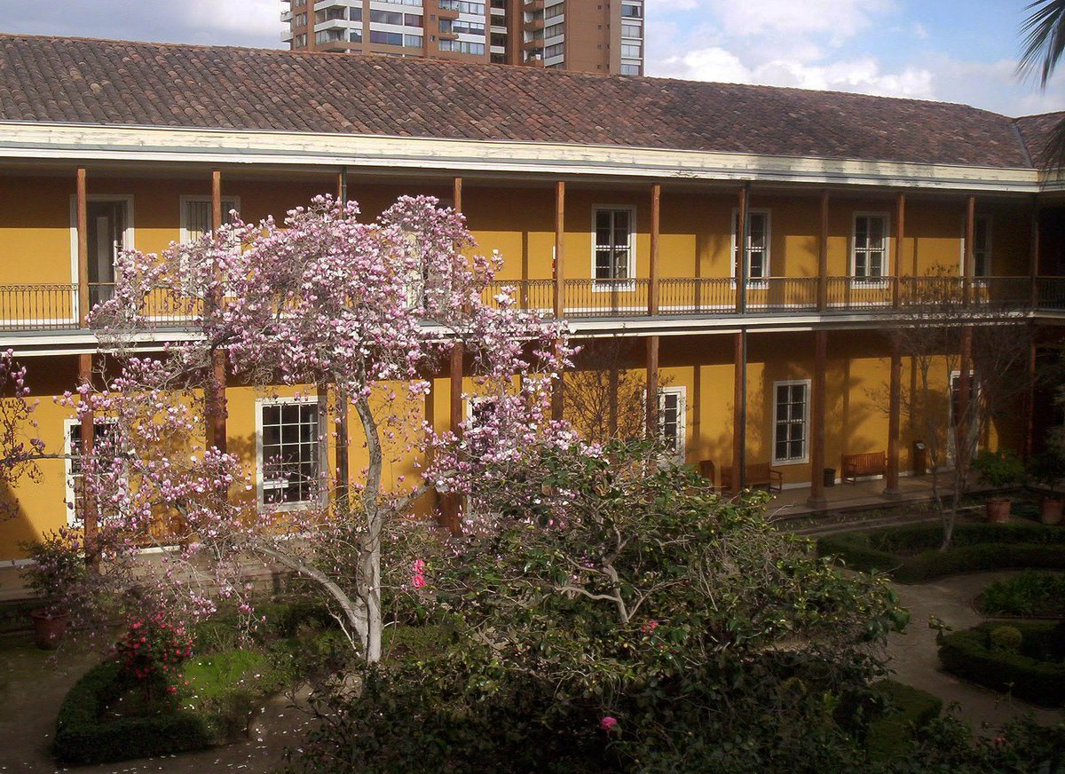 patrimonio_cl's tweet photo. En el Centro Patrimonial Recoleta Dominica están ubicados la @bibliodominica, el Museo Histórico Dominico y el Museo de Artes Decorativas (@museoartdec). Visítalos y descubre sus maravillas, de martes a viernes, de 9:30 a 13:00 y de 15:00 a 17:00 hrs. en Recoleta #683. https://t.co/pX9ScLNnvJ