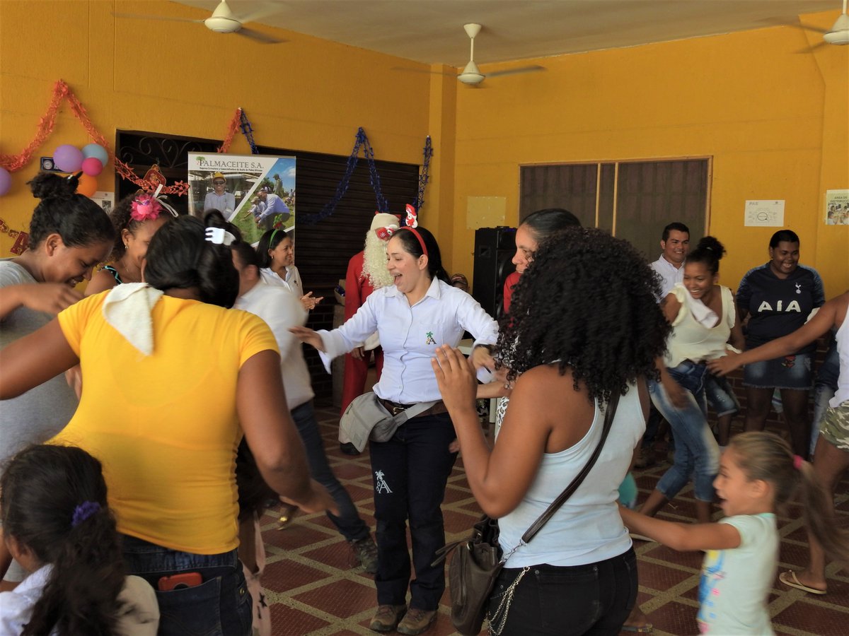 Fundepalma's tweet photo. 120 niños y familias del corregimiento Cauca, en el municipio de Aracataca, pasaron una mañana divertida recibiendo la visita de Papá Noel y sus regalos.

Gracias a nuestro socio @PalmaceiteSA  por compartir con los niños de esta población https://t.co/Pt46XmGpTM