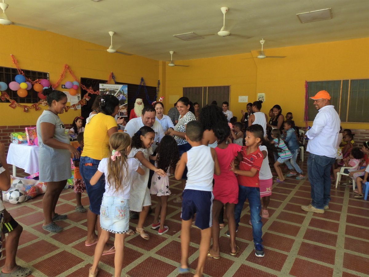 Fundepalma's tweet photo. 120 niños y familias del corregimiento Cauca, en el municipio de Aracataca, pasaron una mañana divertida recibiendo la visita de Papá Noel y sus regalos.

Gracias a nuestro socio @PalmaceiteSA  por compartir con los niños de esta población https://t.co/Pt46XmGpTM