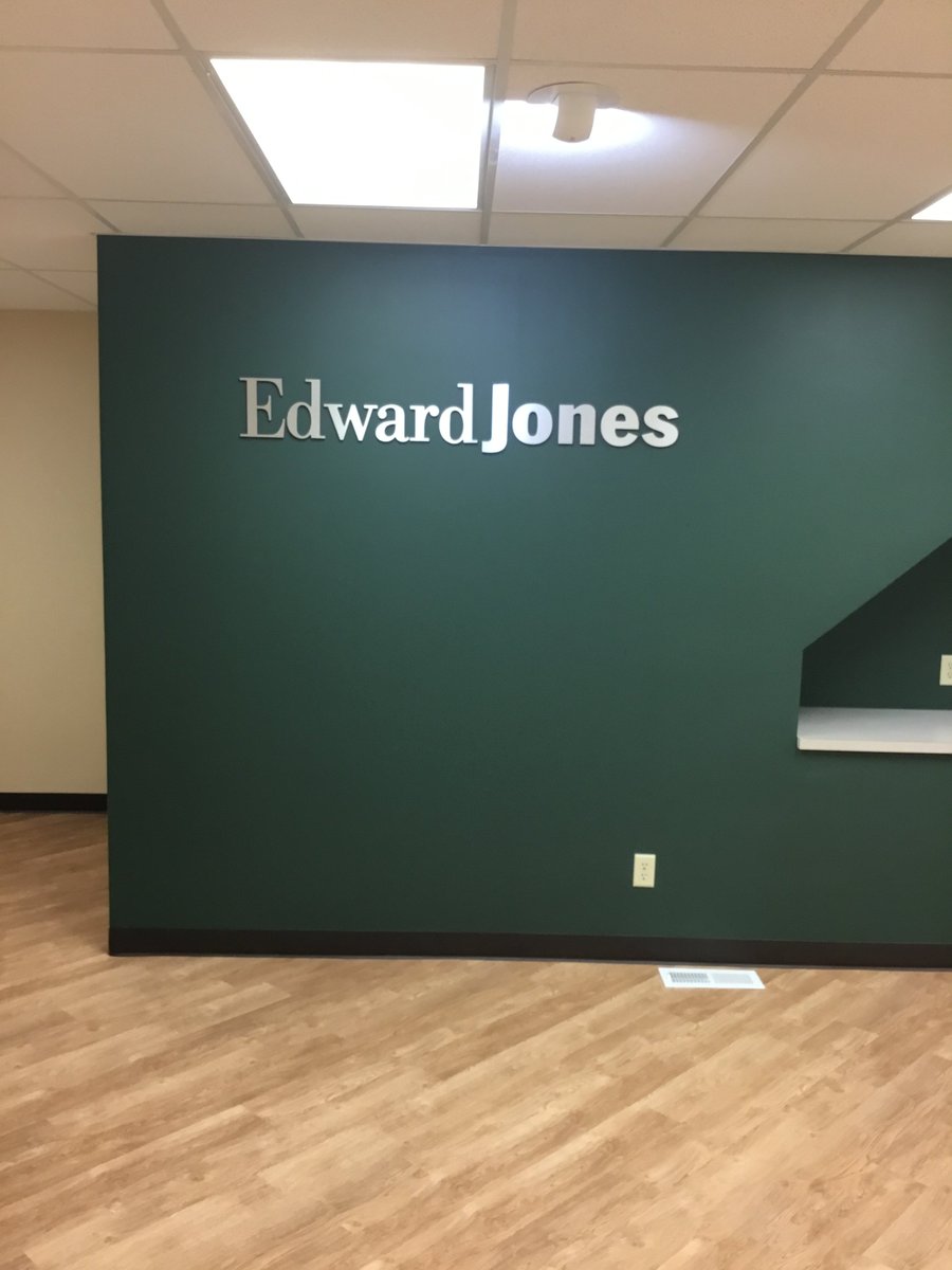 White_OakC's tweet photo. This used to be a 1700 sq ft dentist office but we did a complete remodel to turn it into a brand new Edward Jones branch in Terre Haute, IN! #officeremodel #commercialconstruction https://t.co/oONpBbncMs