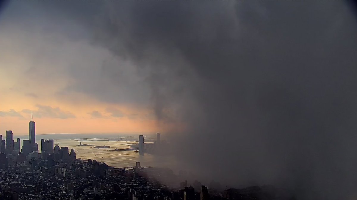 LeeGoldbergABC7's tweet photo. Squall heading to NY Harbor #abc7ny https://t.co/znl1Sdkai9