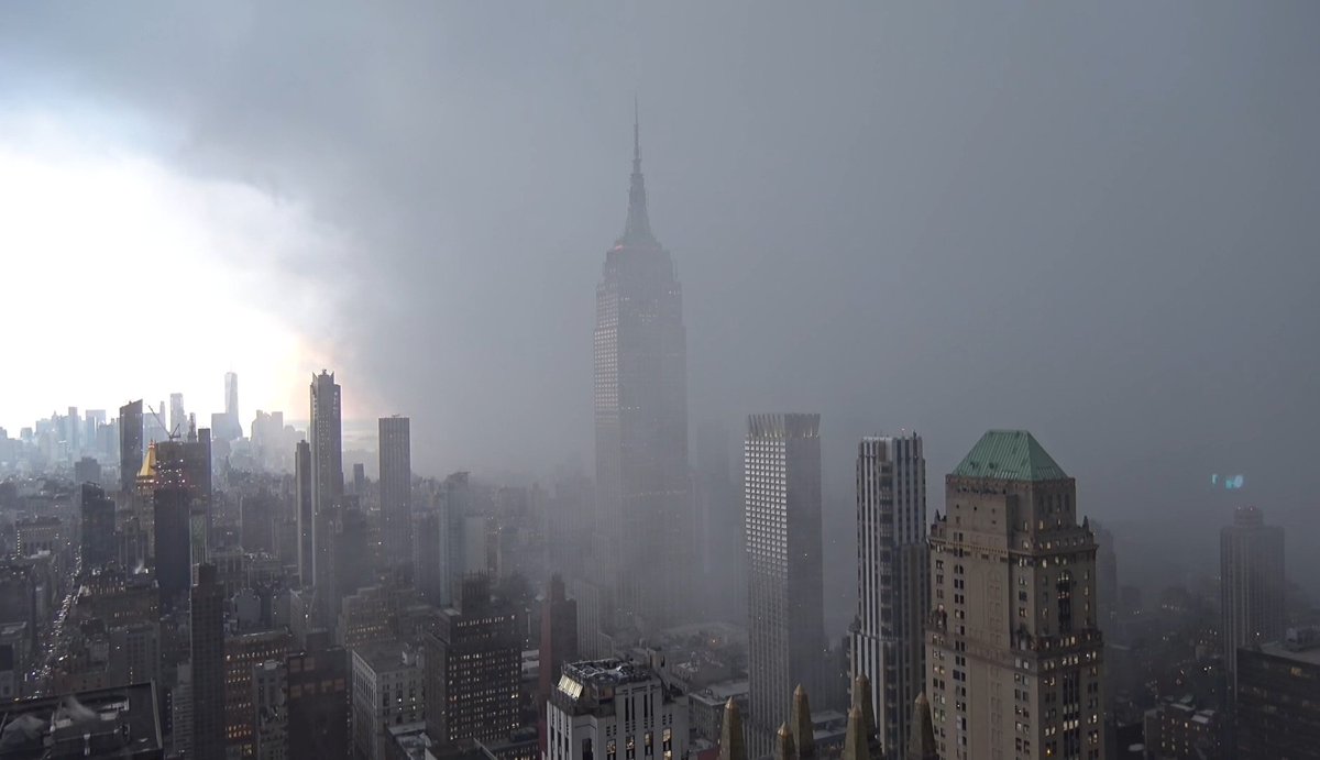 NYCEMSwatch's tweet photo. The snow squall arrives and the Empire State Building vanishes into the clouds. https://t.co/MSUTkhYP4U