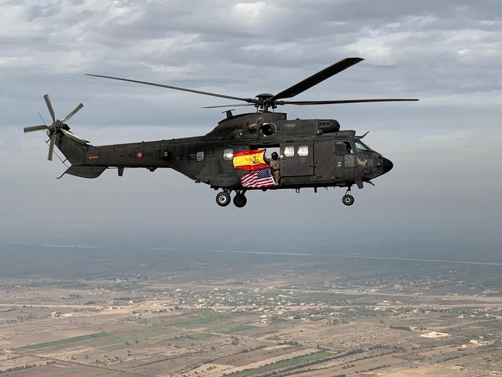 SpainNATO's tweet photo. Two flags, two Allies, one mission: fighting #Daesh through @coalition @CJTFOIR &amp; @NATO #NMI.

#WeAreNATO 🇪🇦🇺🇸

📸 @EMADmde https://t.co/tDwTCJOaIq