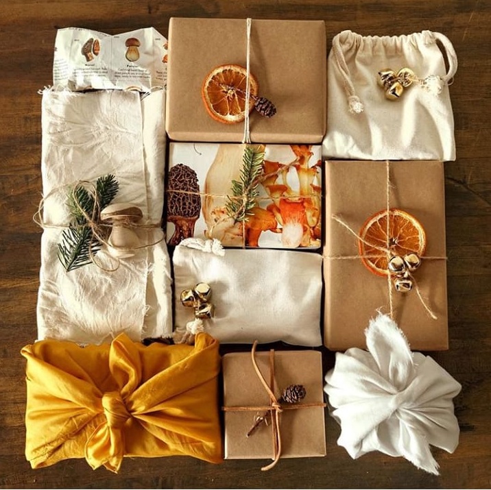 En estas Fiestas ¡envolvé tus regalos solo si es Realmente necesario! :D Podés optar por papel (100% biodegradable, sin plásticos mezclados) o telas (q se reutilizan) Adornos orgánicos: flores, ramos y frutas disecadas ♥ #Furoshiki