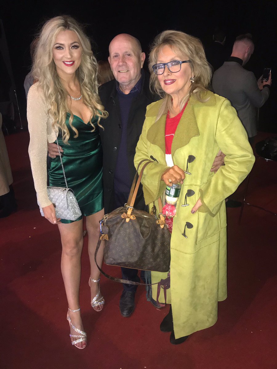 JennyleeDixon's tweet photo. A few pics from last weekβs Official #CheeriosPanto Opening Night ! π§π»ββοΈβ¨ https://t.co/KrmLfrIbOU