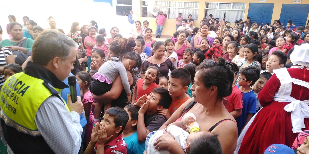MuniVillaNueva's tweet photo. El alcalde @EdwinEscobarGT entregando juguetes a los niños de la Colina en el Zarzal zona 4 de #VillaNueva #VN100X100 https://t.co/kPxjLmRHVc