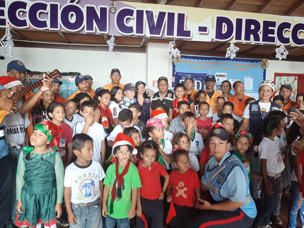 #18Dic Gracias a la Gestión de nuestra Gob <a href="/yelitzePSUV_/">Yelitze Santaella</a> y nuestro Sec <a href="/PSCMonagas/">PSC_Oficialmonagas</a> Cesar Barrios con apoyo de <a href="/FrenteP_Monagas/">Frente Preventivo Monagas</a> y Mesa del Vivir Bien, el Parrandon Navideño del sector Casas Chinas #Maturin llenó de alegria a funcionarios de <a href="/monagaspcad/">Protección Civil ZOEDAN Monagas</a>