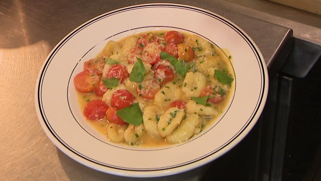 CBSMiami's tweet photo. DIGITAL BITE - #CBS4's @LisaPetrillo gets a delicious and mouth watering #digitalbite of freshness and flavor with the popular Potato gnocchi from Gregory's Diner in Miami.
https://t.co/MWvZBcn3uB https://t.co/WHbtkevFW4