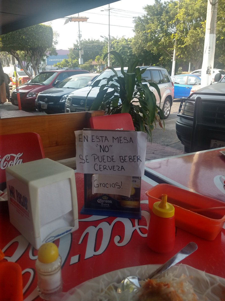 PoderAG_Jal's tweet photo. Incongruencias gubernamentales.
Negocios frente a la UNIVA, no les permiten beber cerveza por estar en VÍA PÚBLICA pero si les permiten estacionarse en banqueta. 🤷‍♂️🤦🏽‍♂️🤷‍♂️
@InspZapopan ¿como va el tema de recuperación?
@MovilidadZap date una vuelta te vas dar gusto. https://t.co/3UKNm6kCjb