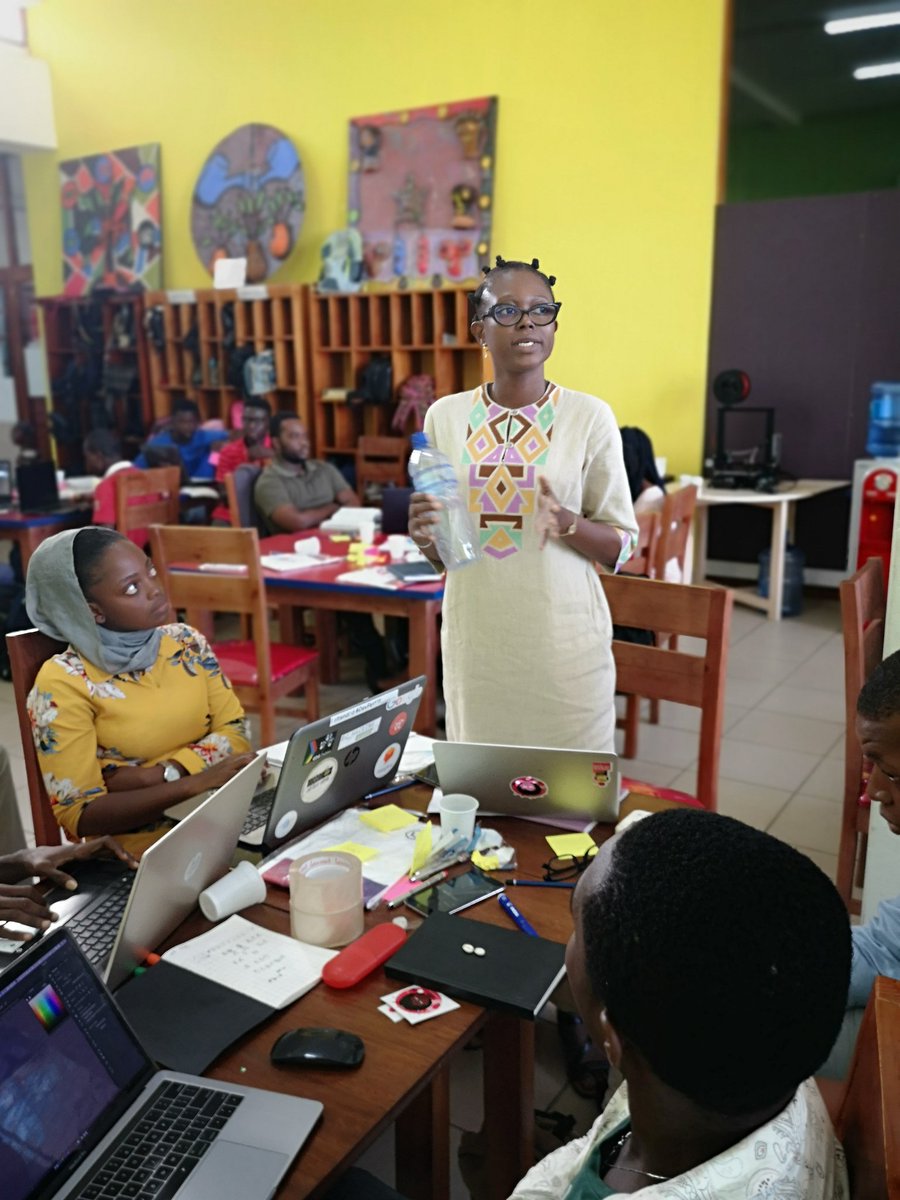 AfricaDesignSch's tweet photo. 17h.
C'est l'heure du débrief...
Chaque participant revient sur ce qu'il a le plus et le moins apprécié au cours de cette première journée d'#iconathon !
À demain pour de nouvelles aventures !
#AfricaDesignSchool
@helloyux @IF_Benin https://t.co/ZEOpXi6uI9