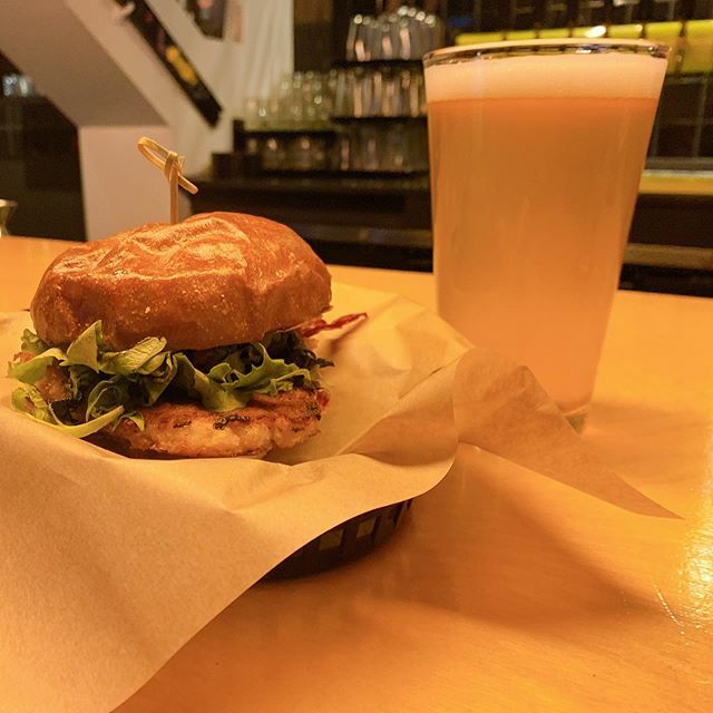 handlebarbeer's tweet photo. Sr. Chicken Schnitzel and an @strangefellowsbrewing Jongleur Witbier. #apres #beer #whistler #onlyinwhistler https://t.co/ogCTWusVpV https://t.co/fPZSk8Zxyl