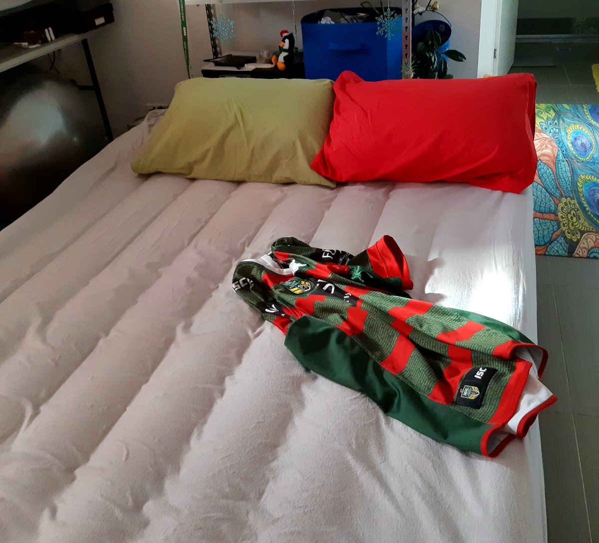 afteews's tweet image. The randomly deflating holiday bed, all decked out in the welcoming, random Souths coloured pillowcases 
#BestDaughter
❤🐰💚