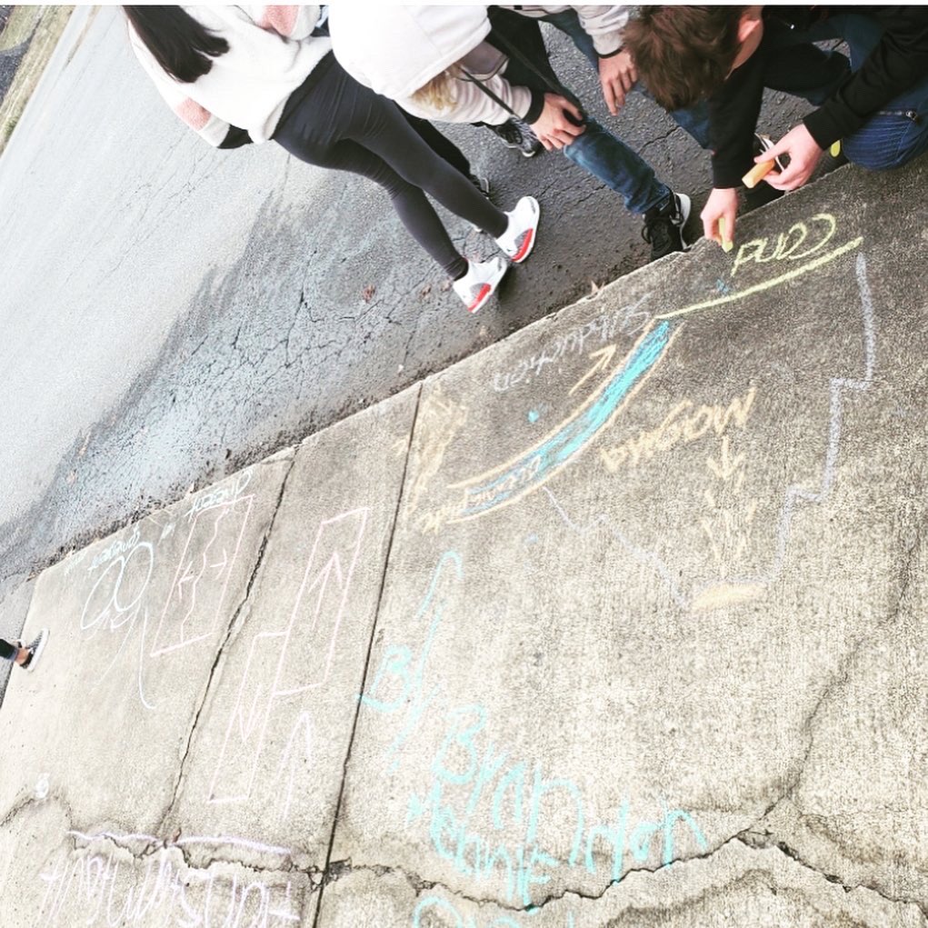 PamPackWHS's tweet photo. Time for some Fresh Air:
What better place to teach Science than outside? @Kim__Rogers teaches tectonic plate boundaries outside. The students have a blast learning and drawing! 
#TheGreatOutdoors 
#ARTmeetsSCIENCE
#ScienceOutside 
#pamPACKrocks https://t.co/TyRUecp5Ji