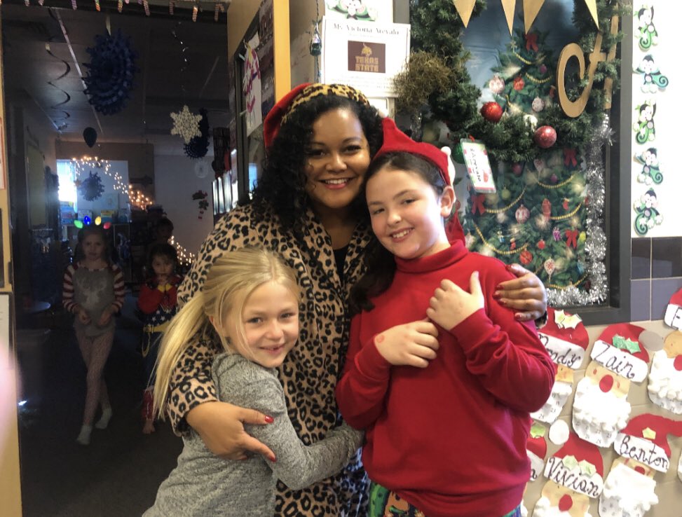 MissAs_Safari's tweet photo. Love surprise visits from past students!!!! โค๏ธThis made my day! #lisd1 #rrdgrattlers #ilovemyjob @RiverRidgeElem @JenniferPassi https://t.co/7zTybg3r3m