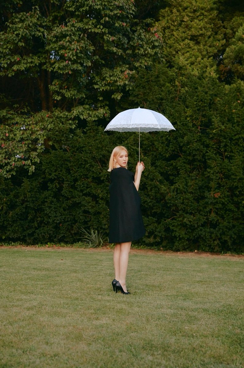 6.3. already knew something is up. So before even Wendy starts to fight her. She already locked her eyes on her As you can see here in her teaser photos, she is also holding an umbrella like seulgi, meaning resistance. And removes her veil, meaning she doesn't want to obey...