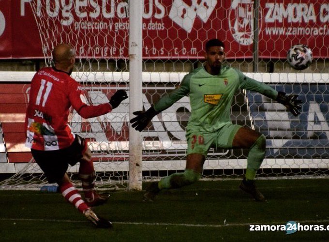 Sergio García marca un gol ante Christian Joel (Foto: Zamora24horas.es).