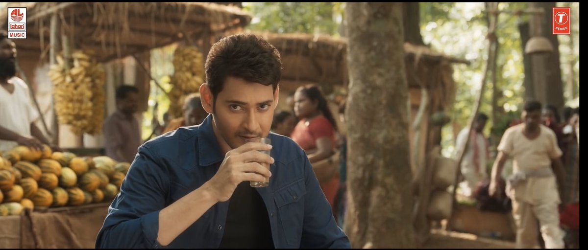 bhavanitweeting's tweet photo. #HeIsSoCute 😍😍
Not just @urstrulyMahesh @iamRashmika U r super cute😍
U own tz song w ur expressions&amp;dance moves.A little tomboy,a little feminine WOW🤩 
@ShreeLyricist such a direct attack😂 
Keep rocking @ThisIsDSP @Madhupriya1996 
#SarileruNekkevvaru 
https://t.co/9am62GMjmi https://t.co/zIiKhL8FME
