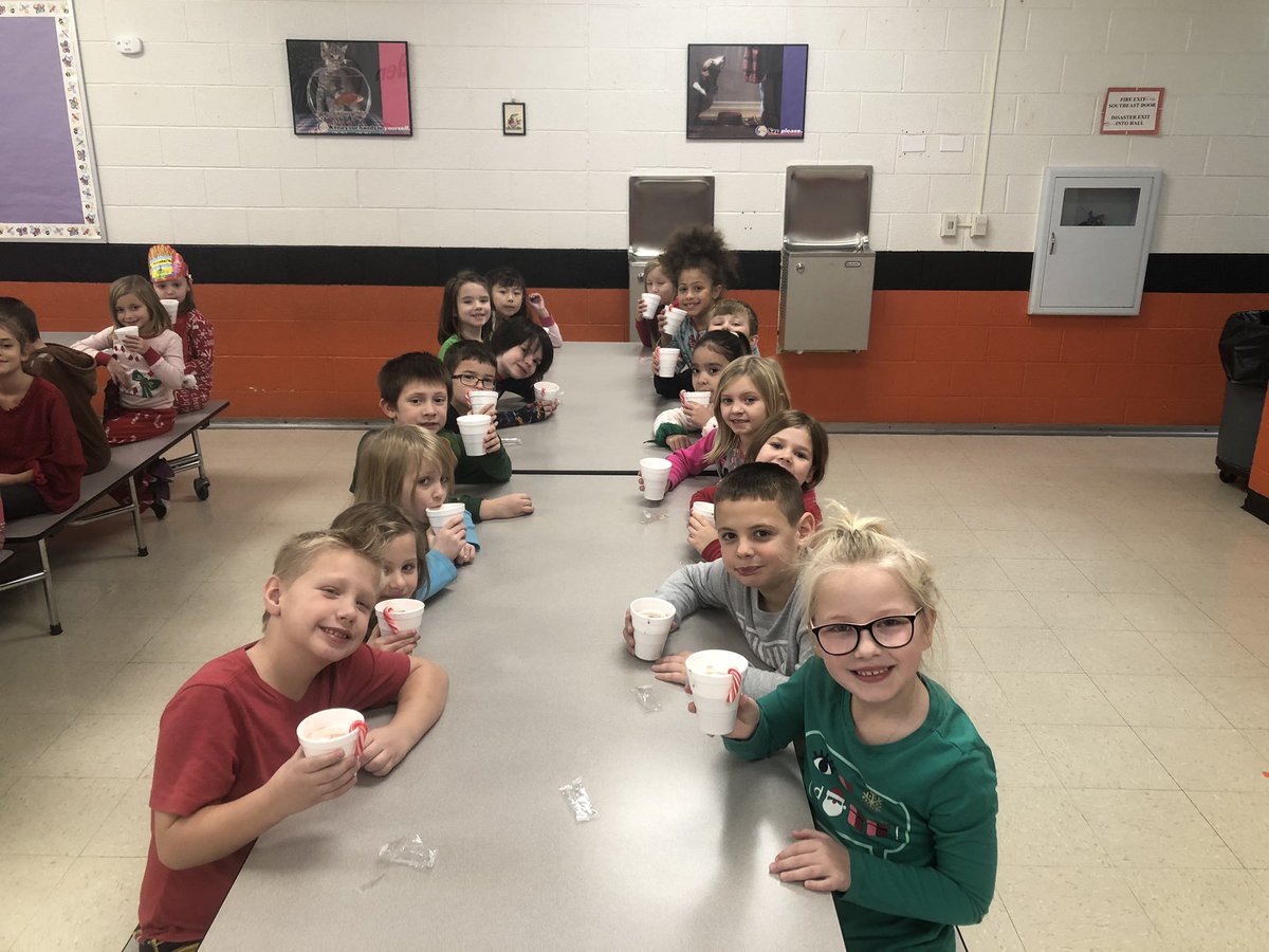 haake_kim's tweet photo. Polar Express Fun in First🚂🎄 #wesclinwarriors https://t.co/GDueVWgzaw